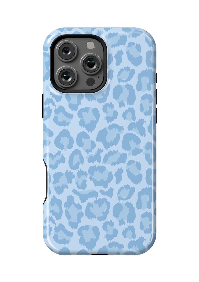 Pu&ograve; includere: Una custodia per telefono blu chiaro con un motivo a stampa leopardata.