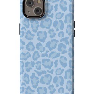 Pu&ograve; includere: Una custodia per telefono blu chiaro con un motivo a stampa leopardata.