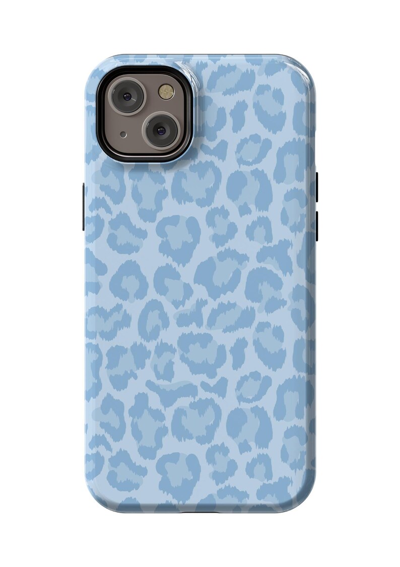 Pu&ograve; includere: Una custodia per telefono blu chiaro con un motivo a stampa leopardata.