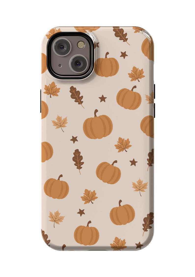 Puede incluir: Una funda de tel&eacute;fono beige con un patr&oacute;n de calabazas naranjas, hojas marrones y estrellas marrones.
