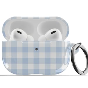 Peut inclure: Un étui blanc pour Airpods avec un motif vichy bleu clair et blanc. L'étui est doté d'un anneau argenté.