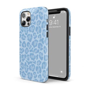 Pu&ograve; includere: Una custodia per telefono blu chiaro con un motivo a stampa leopardata. La custodia &egrave; mostrata su uno sfondo bianco. Lo schermo del telefono mostra l'ora 9:41 e la data marted&igrave; 10 settembre.