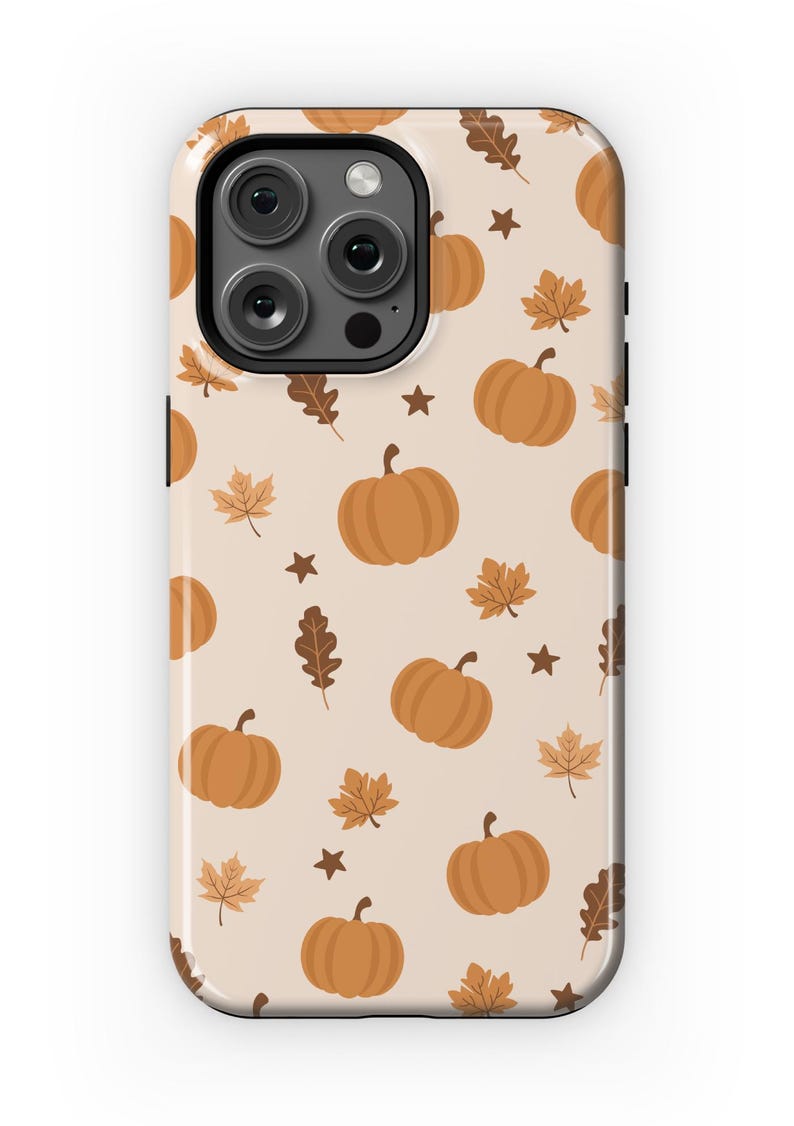 Puede incluir: Una funda de tel&eacute;fono beige con un patr&oacute;n de calabazas naranjas, hojas marrones y estrellas marrones.