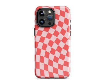 Puede incluir: Una funda para teléfono de cuadros rojos y rosas con un patrón ondulado. La funda tiene una protuberancia de cámara negra con tres lentes.
