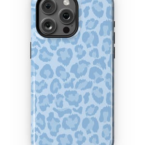 Pu&ograve; includere: Una custodia per telefono blu chiaro con un motivo a stampa leopardata.
