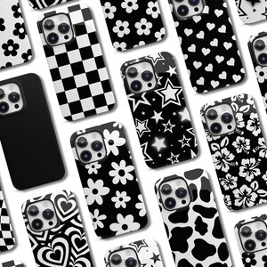 Może przedstawiać: Kolekcja 12 czarno-białych etui na telefon z r&oacute;żnymi wzorami, w tym gwiazdami, sercami, kwiatami, szachownicą i wzorem krowy.