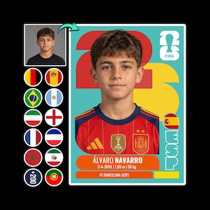 Könnte beinhalten: Eine rechteckige Sport-Sammelkarte mit dem Porträt eines jungen Fußballers in einem rot-dunkelblauen Trikot. Die Karte zeigt den Text 'ÁLVARO NAVARRO', '3-4-2010 | 1,65 m | 56 kg', 'FC BARCELONA (ESP)', ein FIFA-Logo und eine Spalte mit kreisförmigen Länderflaggen.