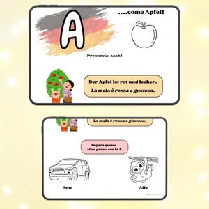 Può includere: Flashcard educative su un tablet. La carta superiore presenta la lettera "A" con una bandiera tedesca, una mela e la frase "...come Apfel!". La carta inferiore mostra un'auto e una scimmia. Il testo include "Pronuncia: aaah!" e "Der Apfel ist rot und lecker. La mela è rossa e gustosa."
