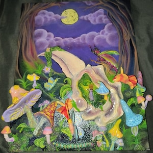 Può includere: Un dipinto fantastico di una scena di foresta con una luna piena in un cielo viola. L'opera presenta funghi colorati, farfalle e una grande struttura ossea con piccole figure. La tavolozza dei colori include verdi, viola e arancioni.