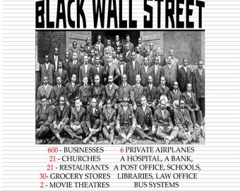 Może przedstawiać: Czarno-biała grafika z napisem BLACK WALL STREET nad historycznym zdjęciem dużej grupy mężczyzn w garniturach. Pod zdjęciem czerwony tekst wymienia statystyki, w tym 600 firm, 21 kościołów i 6 prywatnych samolotów.