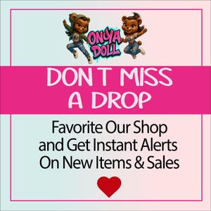 K&ouml;nnte beinhalten: Eine Werbegrafik mit zwei Cartoon-B&auml;ren und dem Text ONYA DOLL. Darunter steht der Text DON'T MISS A DROP, gefolgt von Favorite Our Shop and Get Instant Alerts On New Items & Sales, mit einem roten Herzsymbol am unteren Rand.