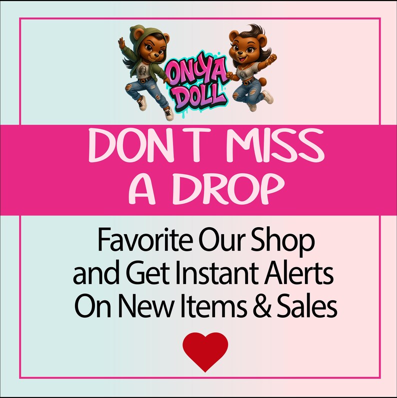 K&ouml;nnte beinhalten: Eine Werbegrafik mit zwei Cartoon-B&auml;ren und dem Text ONYA DOLL. Darunter steht der Text DON'T MISS A DROP, gefolgt von Favorite Our Shop and Get Instant Alerts On New Items & Sales, mit einem roten Herzsymbol am unteren Rand.