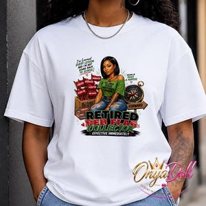 K&ouml;nnte beinhalten: Ein wei&szlig;es T-Shirt mit einer Grafik einer Person, die hinter einer Holzkiste sitzt, gef&uuml;llt mit roten Flaggen, die mit W&ouml;rtern wie 'cheated' und 'played me' beschriftet sind. Der Text lautet 'Retired Red Flag Collector' und 'I've Learned Every Lesson'.