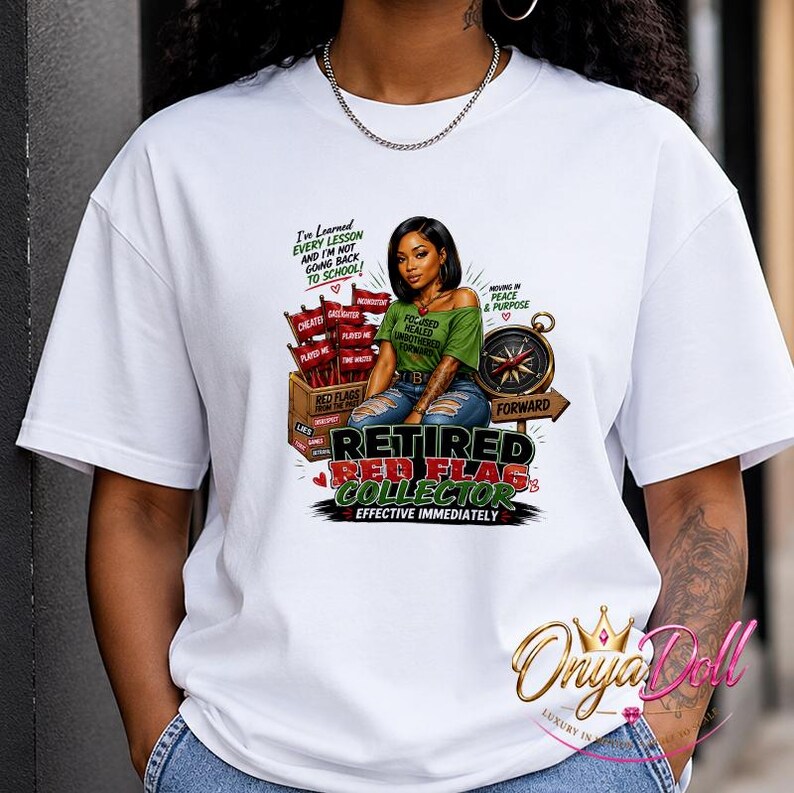 K&ouml;nnte beinhalten: Ein wei&szlig;es T-Shirt mit einer Grafik einer Person, die hinter einer Holzkiste sitzt, gef&uuml;llt mit roten Flaggen, die mit W&ouml;rtern wie 'cheated' und 'played me' beschriftet sind. Der Text lautet 'Retired Red Flag Collector' und 'I've Learned Every Lesson'.