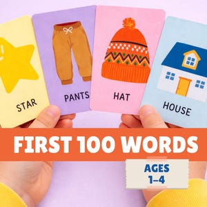 Puede incluir: Tarjetas didácticas con ilustraciones de una estrella amarilla, pantalones marrones, un gorro naranja y una casa azul. Las tarjetas están en manos de una persona. También se ve el texto "FIRST 100 WORDS" y "AGES 1-4".
