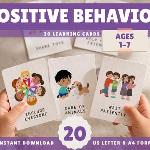 Può includere: Set di tre tazze in ceramica con finitura opaca e macchiettata. Le tazze sono nei toni del crema, grigio chiaro e grigio scuro. Design semplice e minimalista.