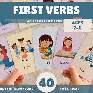 Puede incluir: Una taza de cerámica blanca con asa negra y el texto "But First, Coffee" en negrita negra. La taza se encuentra sobre un fondo borroso, sugiriendo un ambiente acogedor.