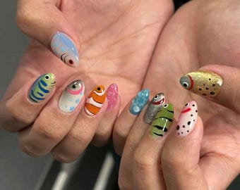 Unghie finte a forma di pesce dipinte a mano / Nail art marina originale / Unghie finte lucide 3D ispirate all'oceano / Unghie finte a mandorla riutilizzabili e stravaganti
