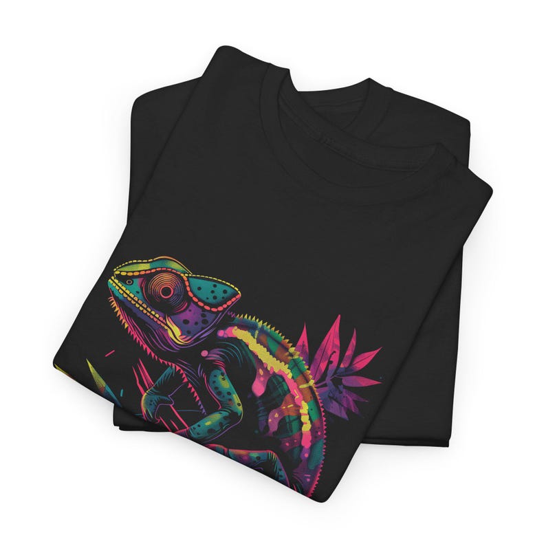 Maglietta con camaleonte vibrante, maglietta con grafica colorata, regalo per gli amanti della natura, maglietta con colori neon, maglietta con grafica di lucertola, regalo per gli amanti dei rettili immagine 3