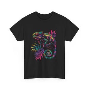 Maglietta con camaleonte vibrante, maglietta con grafica colorata, regalo per gli amanti della natura, maglietta con colori neon, maglietta con grafica di lucertola, regalo per gli amanti dei rettili immagine 4