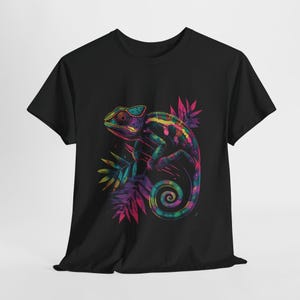 Maglietta con camaleonte vibrante, maglietta con grafica colorata, regalo per gli amanti della natura, maglietta con colori neon, maglietta con grafica di lucertola, regalo per gli amanti dei rettili immagine 2