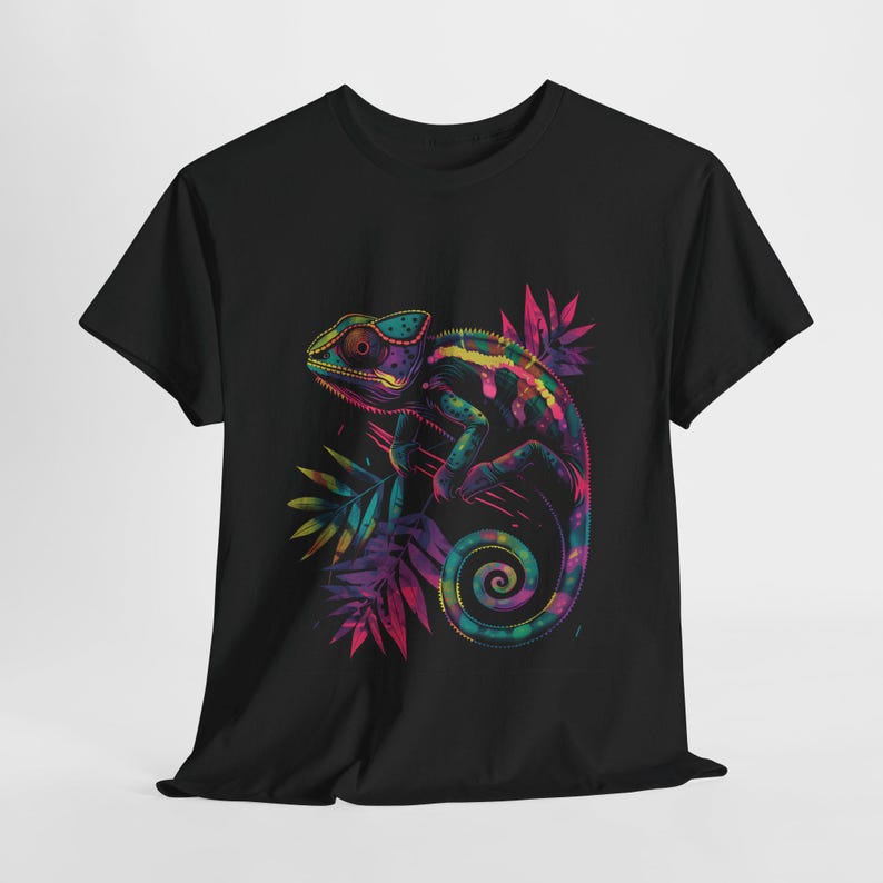 Maglietta con camaleonte vibrante, maglietta con grafica colorata, regalo per gli amanti della natura, maglietta con colori neon, maglietta con grafica di lucertola, regalo per gli amanti dei rettili immagine 2