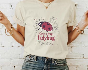 かわいいてんとう虫のユニセックス厚手コットンTシャツ、自然愛好家へのギフト、動物Tシャツ、環境に優しいアパレル、アースデイTシャツ、てんとう虫シャツ