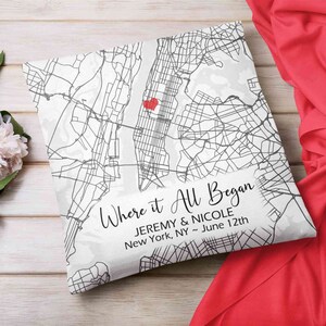 Gepersonaliseerd jubileumcadeau, waar het allemaal begon, waar we elkaar ontmoetten kaart, aangepast kaartkussen, ons eerste huis, verjaardagscadeaus voor haar, huwelijkscadeau