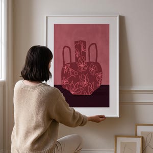 Póster de jarrón floral moderno, arte de líneas atrevidas imprimible en burdeos y rosa, descarga de arte mural abstracto para decoración ecléctica o contemporánea.