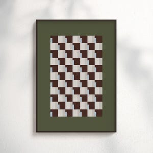 Puede incluir: Impresión artística enmarcada con un diseño geométrico abstracto. El patrón está formado por cuadrados repetidos en marrón, gris claro y azul claro, creando un efecto de tablero de ajedrez. La obra de arte se presenta en un marco verde oscuro.