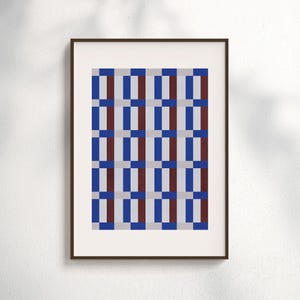 Könnte beinhalten: Gerahmter Kunstdruck mit einem abstrakten geometrischen Muster. Das Design besteht aus abwechselnden vertikalen Rechtecken in Blau, Burgunderrot und Grau, die in einem Raster angeordnet sind. Das Kunstwerk wird in einem braunen Rahmen an einer weißen Wand präsentiert.