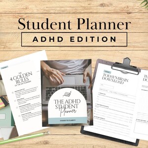 Op de afbeelding: Een Student Planner ADHD Edition wordt gepresenteerd op een houten oppervlak. De afbeelding bevat verschillende pagina's met tekst, een etui met pennen en potloden en een groene potlood. De titel van de planner is zichtbaar, samen met de woorden "ADHD EDITION".