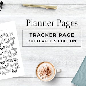 Puede incluir: Una composición plana con una página de planificador con ilustraciones de mariposas, gafas, un bolígrafo, una suculenta, un diario y una taza de café. El texto dice "Planner Pages, Tracker Page, Butterflies Edition."