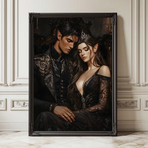 Peut inclure: Une impression d'art mural encadrée représentant deux personnages elfiques aux oreilles pointues. L'homme porte une veste noire avec des broderies dorées, tandis que la femme porte une robe en dentelle noire et une couronne. Ils sont assis ensemble.