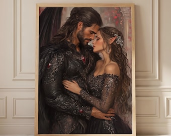 Puede incluir: Una impresión artística enmarcada que muestra a un hombre de cabello oscuro con barba y una mujer con orejas puntiagudas abrazados. El hombre viste una armadura negra ornamentada con detalles rojos y una capa oscura. La mujer viste un vestido de encaje negro.