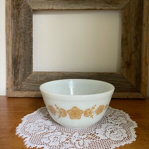 PYREX-Butterfly Gold 402 1.5 Liter White Mixing Bowl-Great Condition