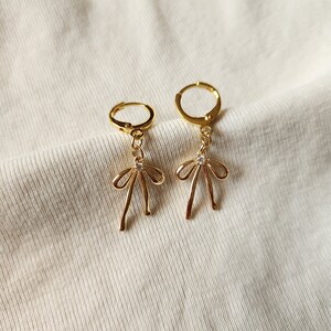 dainty gold bow earrings | hypoallergenic