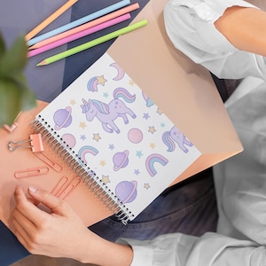 Quaderno a spirale con unicorno sognante, design celeste pastello per la scuola o per il diario, regalo carino per lei, diario di cancelleria stravagante