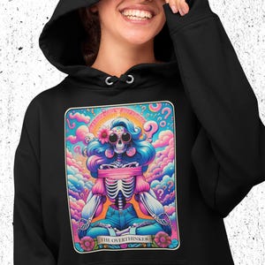 Sweat à capuche imprimé personnalisé | Comédie drôle de style carte de tarot | Le penseur excessif | Cadeau fantaisie personnalisé