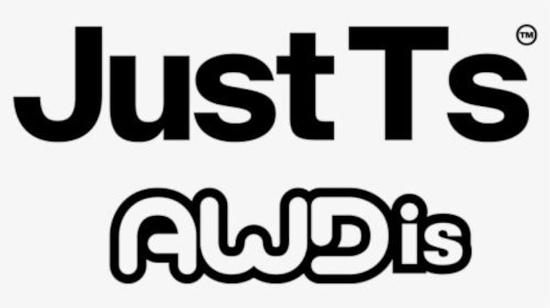 Op de afbeelding: Zwart-wit logo met de woorden "Just Ts" in vette letters boven "AWD is". De tekst "Just Ts" is in een schreefloze lettertype en "AWD is" in een afgerond, gestileerd lettertype.