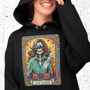 Sweat à capuche imprimé personnalisé | Comédie drôle de style carte de tarot | Les Karens | Cadeau fantaisie personnalisé