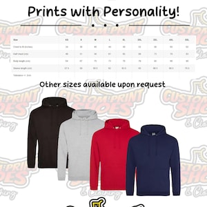 Op de afbeelding: Een hoodie-maattabel met de tekst "Prints with Personality!" en een maattabel met borst-, halve borst-, lichaamslengte- en mouwlengtematen in inches en centimeters. Vier hoodies in zwart, grijs, rood en marineblauw worden weergegeven.