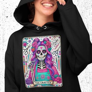 Sweat à capuche imprimé personnalisé | Comédie drôle de style carte de tarot | L'artisan | Cadeau fantaisie personnalisé