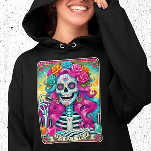 Sweat à capuche imprimé personnalisé | Comédie drôle de style carte de tarot | Technicienne en pose d'ongles | Cadeau fantaisie personnalisé