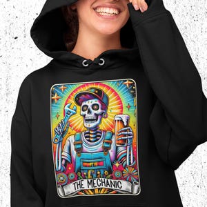 Sweat à capuche imprimé personnalisé | Comédie drôle de style carte de tarot | Le mécanicien | Cadeau fantaisie personnalisé