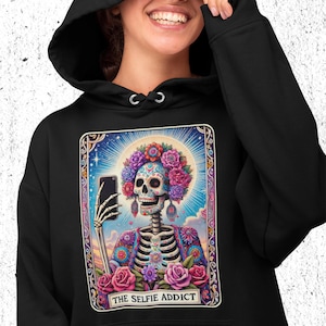 Sweat à capuche imprimé personnalisé | Comédie drôle de style carte de tarot | L'accro aux selfies | Cadeau fantaisie personnalisé