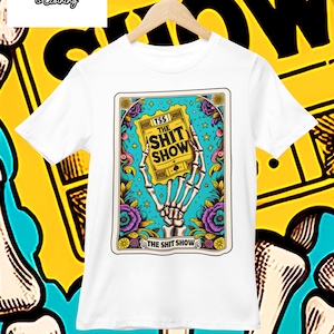 camiseta impressa personalizada | Comédia engraçada em estilo de cartas de tarô | O show de merda |  Presente inovador personalizado
