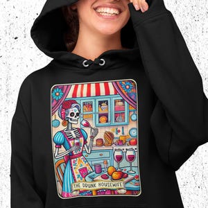 Sweat à capuche imprimé personnalisé | Comédie drôle de style carte de tarot | La femme au foyer ivre | Cadeau fantaisie personnalisé