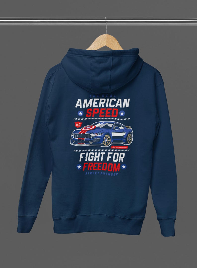 Op de afbeelding: Marineblauwe hoodie met een afbeelding van een blauwe sportwagen en de tekst "AMERICAN SPEED" en "FIGHT FOR FREEDOM". Het ontwerp bevat rood-witte strepen op de auto en steraccenten.