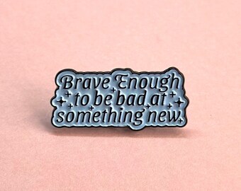 Pin esmaltado 'Lo suficientemente valiente como para ser malo en algo nuevo': muestra tu coraje, alfileres motivadores para ropa, estuches y bolsos